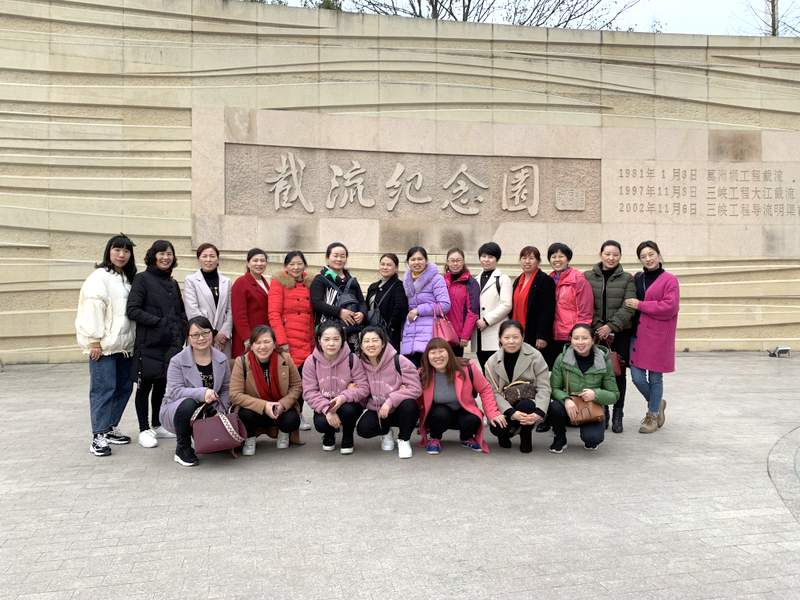 截流紀(jì)念園合影.JPG 截流紀(jì)念園合影.JPG